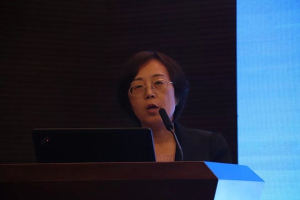 在闭幕式上，周教授代表论坛三“‘一带一路’传播”向大会就研讨情况做总结发言