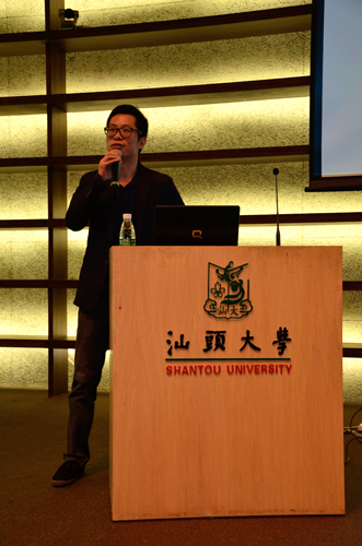 陆振华为同学们解说一篇优秀的深度报道是如何诞生的。(余嘉慧/摄)